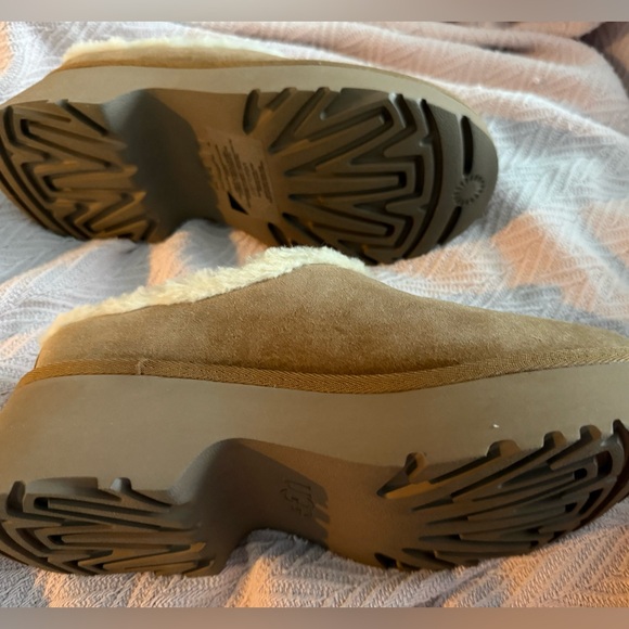 UGG Tan Suede shoes  with Soft White sheepskin Interior NWOT. SEE NEW PHOTOS - Picture 10 of 13